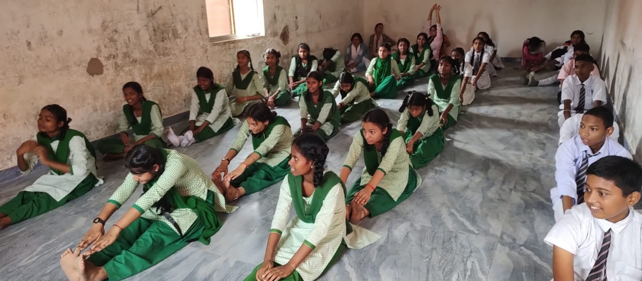 नामकुम में मनाया गया योग दिवस, स्कूली बच्चों समेत बड़ों ने भी शिरकत, योग से निरोग रहने का मिला मंत्र