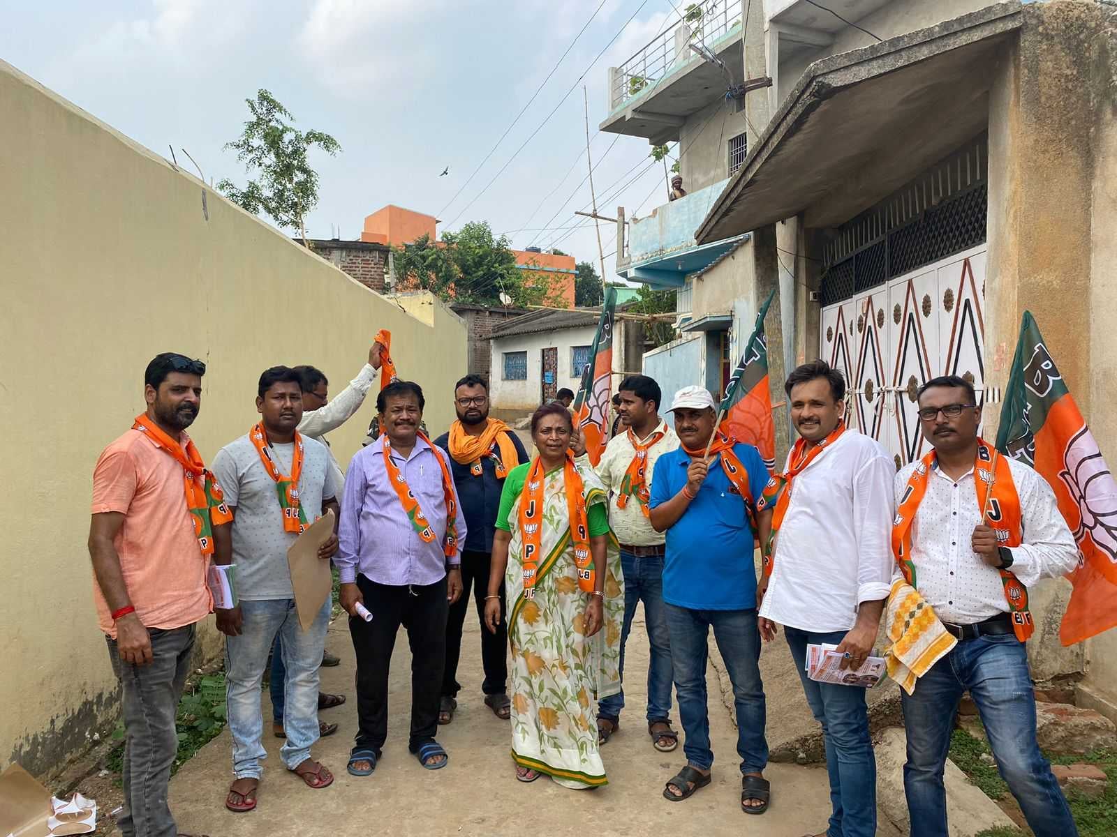 दुमका: मिशन 2024 में जुटी भाजपा, तेज धूप और उमस भरी गर्मी में घर-घर जा कर बता रही केंद्र सरकार की उपलब्धियां