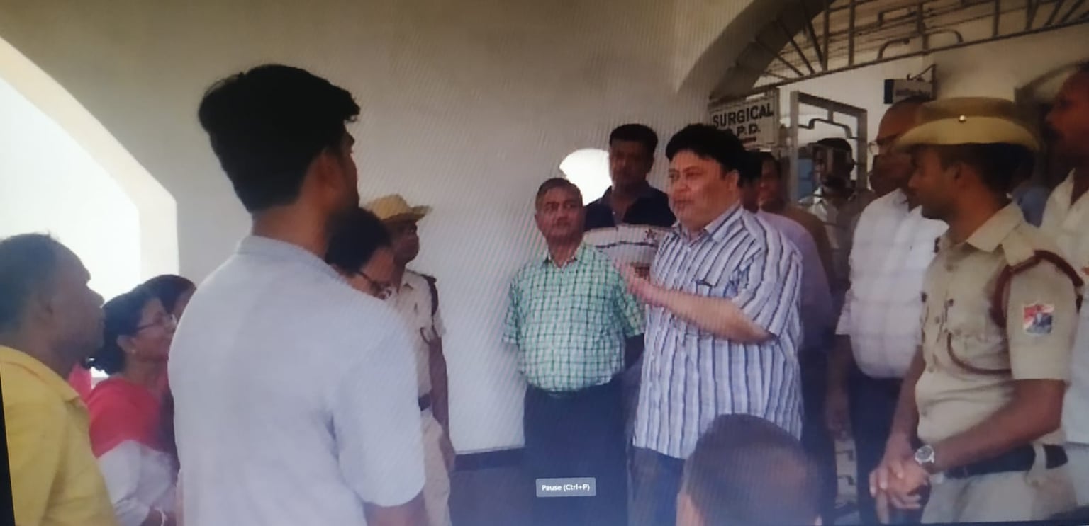 DHANBAD: चप्पल से शुरू हुआ हंगामा पहुंच गया हड़ताल तक, जानिए क्या है पूरा मामला