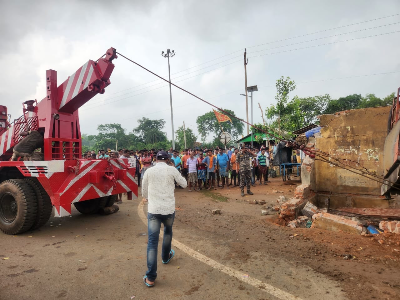 अलकतरा लदे टैंकर ने यात्री सेड में मारी टक्कर, दो की मौत, कई लोगों के मलबे में दबे होने की आशंका