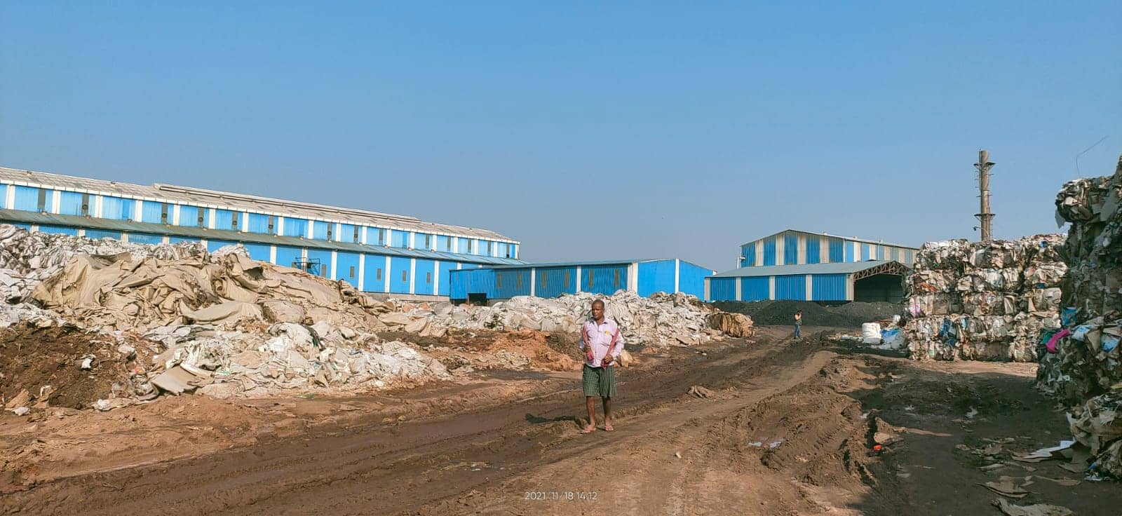 पेपर मिल में 50 फीट ऊपर से गिरा कार्टून का बंडल, 2 महिला मज़दूरों की मौत