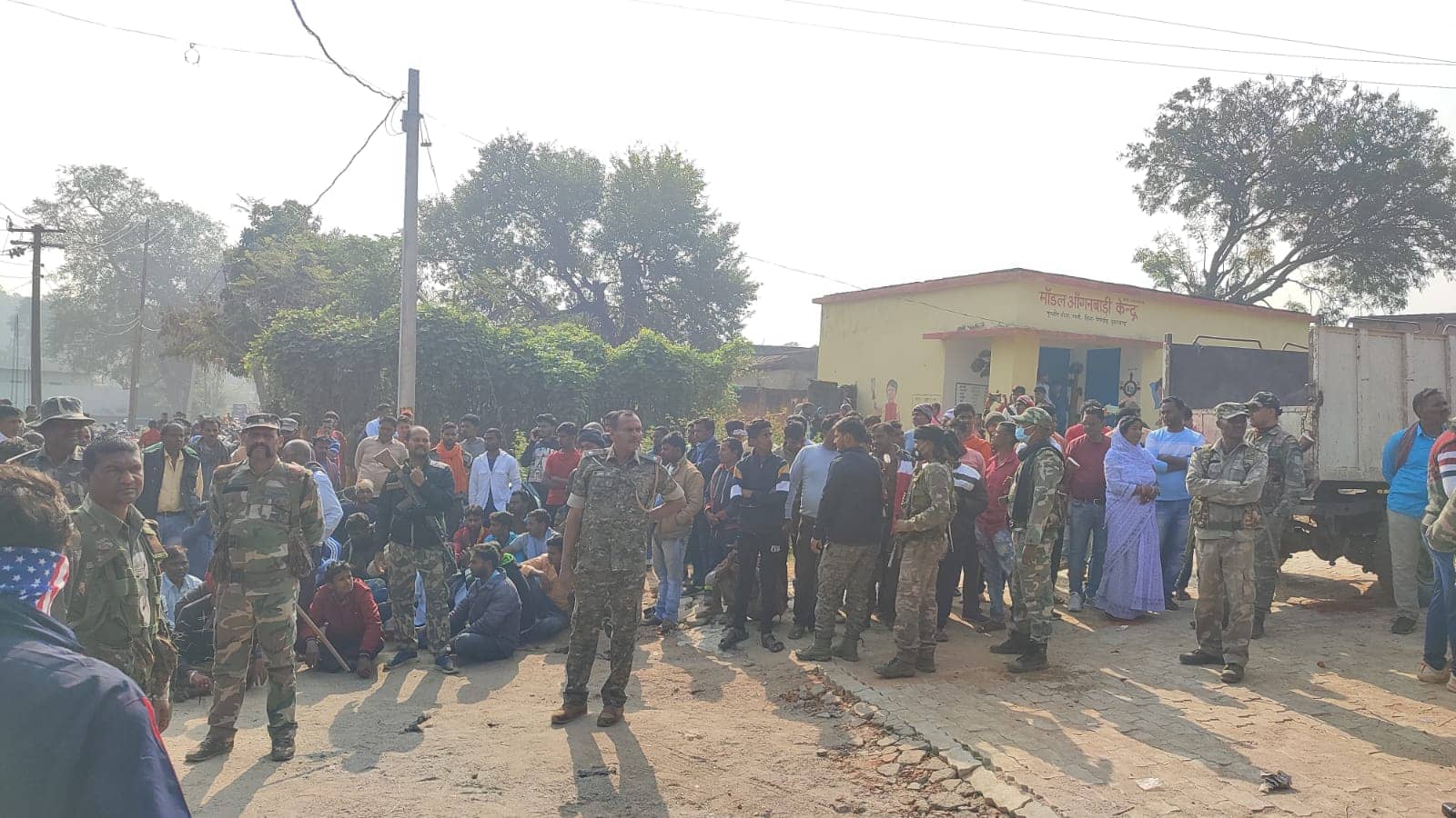 पांच दिन से लापता युवक की लाश गड्ढे बरामद, गांव में बवाल