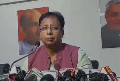 तेजस्वी पर भड़के संजय जयसवाल, कहा युवाओं को लाठियां खाता छोड़ तेजस्वी विदेश में छुट्टी मना रहे हैं