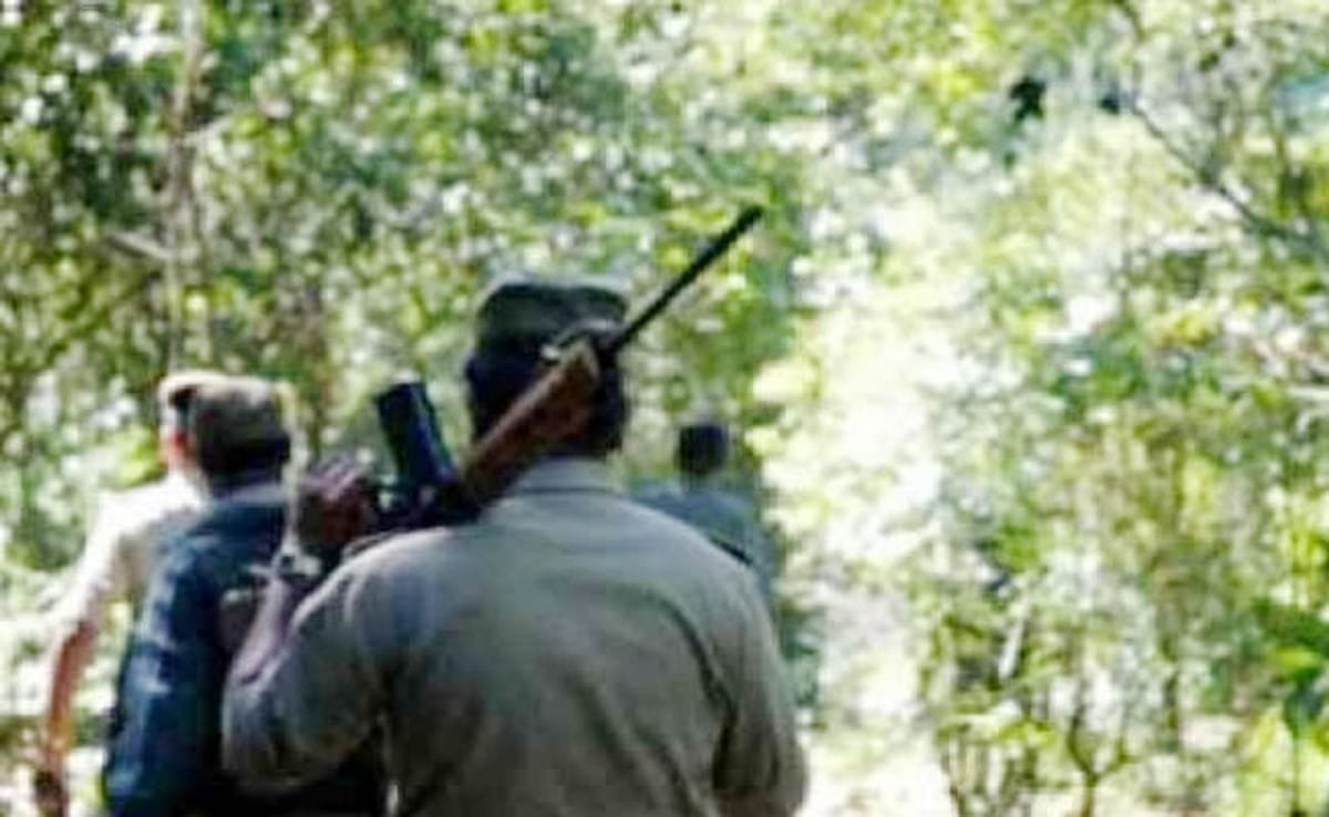 पीएलएफआई के दो नक्सलियों को पुलिस ने किया गिरफ्तार, हथियार समेत अन्य समान बरामद