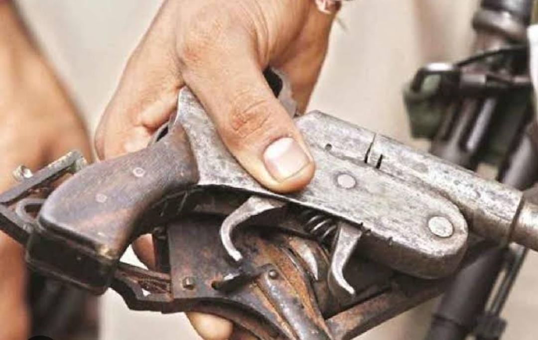 हथियारों की बड़ी खेप के साथ एक गिरफ्तार, गोरखपुर से मुंगेर ले जाया जा रहा था हथियार
