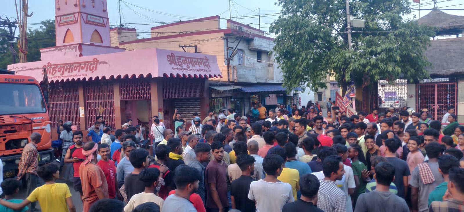 झरिया में पानी ने जनप्रतिनिधियों की आंखों की "पानी" को सुखा दिया है,रोज हो रही है सड़क जाम लेकिन कोई राहत नहीं