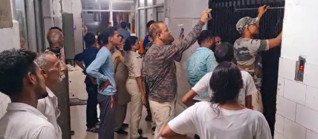 एमजीएम अस्पताल की लापरवाही! घंटों लिफ्ट में फंसे रहे 9 लोग, नहीं पहुंचा मैकेनिक तो होमगार्ड ने ये किया...