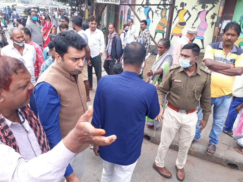 ट्रैफिक पुलिस के साथ बहस के बाद नाराज़ फुटपाथी दुकानदारों ने सामानों को फेंका सड़क पर