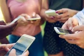 अब स्कूल में फोन ले जाना हुआ माना, क्लास में रील्स और वीडियो बनाने पर लगी रोक