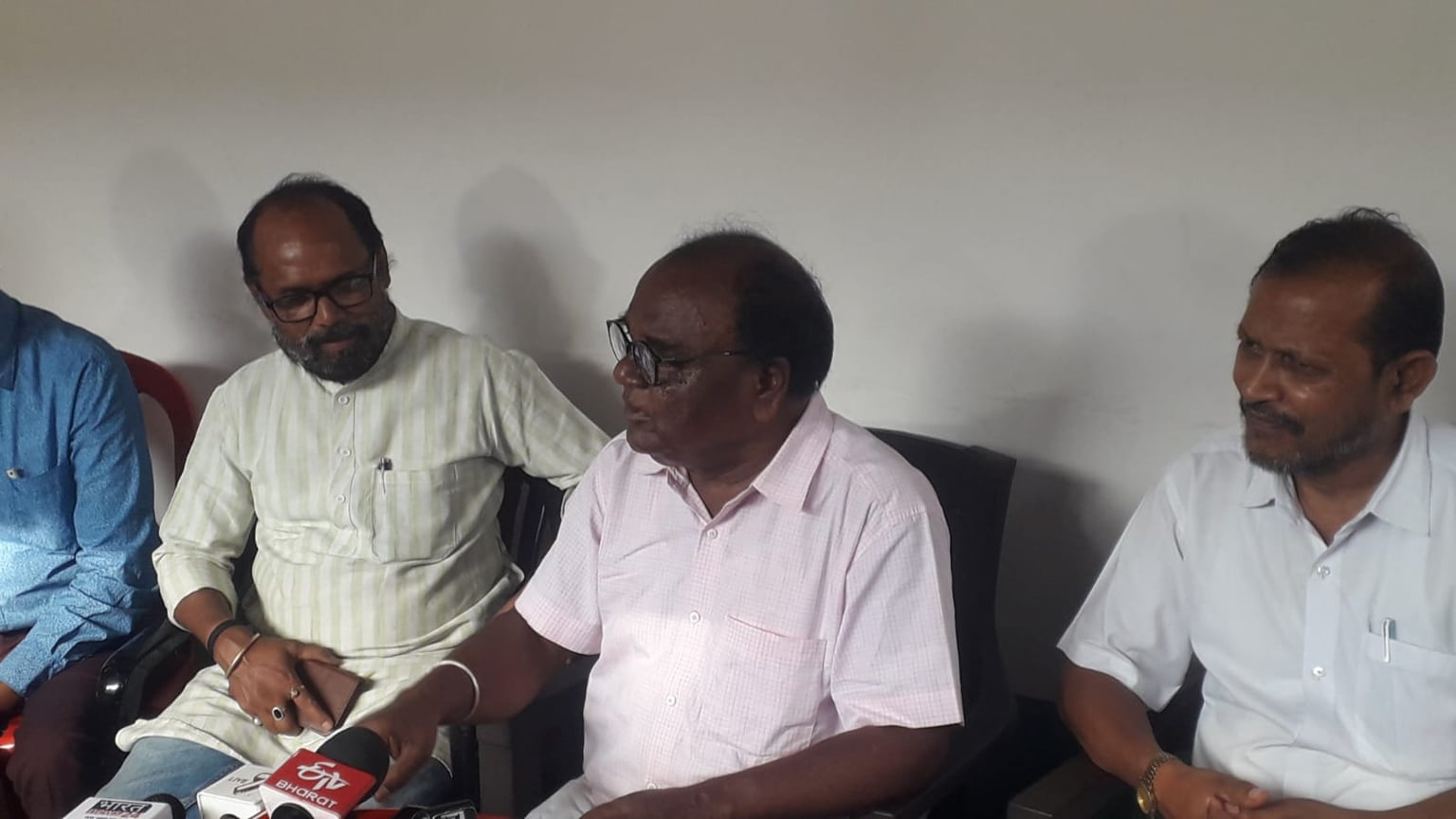 हेमंत और बाबूलाल की चुप्पी खतरनाक, UCC से खतरे में आदिवासी अधिकार: लोबिन हेम्ब्रम
