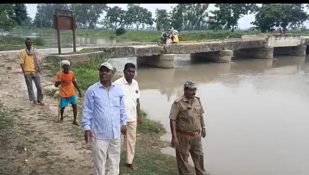 इस गांव के लोग हैं मगरमच्छों की झुंड से परेशान, घर से निकलना भी दुश्वार, पढ़ें खबर