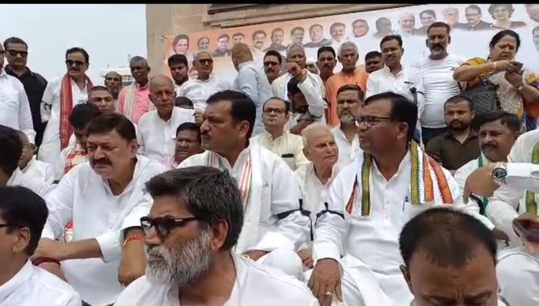 राहुल गांधी की अयोग्यता पर सवाल उठाने के विरोध में कांग्रेस का' मौन सत्याग्रह', जानें नेताओं का क्या कहना है