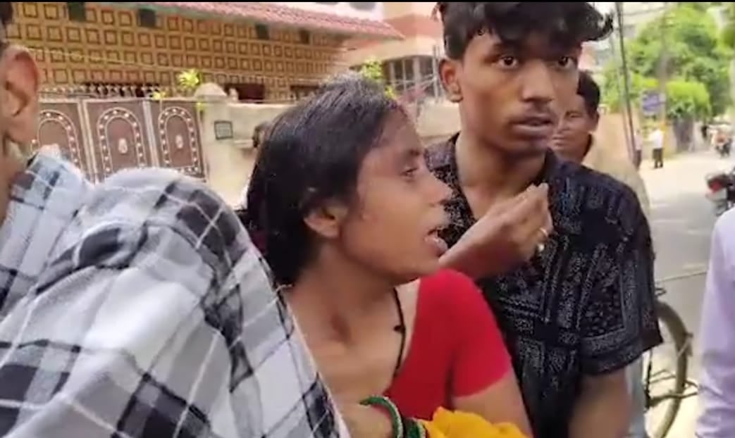 DHANBAD!!दिनदहाड़े बीच सड़क पर महिला के गहने लूट लिए बदमाश,देखिये घटनाक्रम