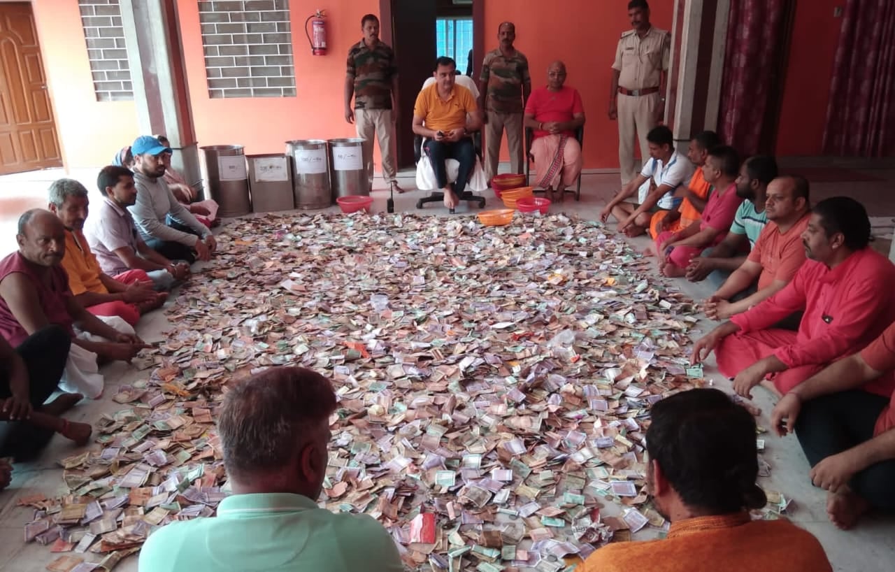 श्रावणी मास में भी विदेशी श्रद्धालुओं का हो रहा है आगमन,मंदिर की आय में लगातार हो रही बढ़ोतरी