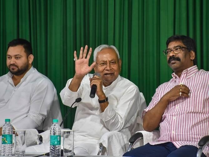 विपक्षी एकता की बैठक में भाग लेने के लिए सीएम हेमन्त बेंगलुरु रवाना, पार्टी तोड़ने की साजिशों का तैयार हो सकता है काउंटर प्लान