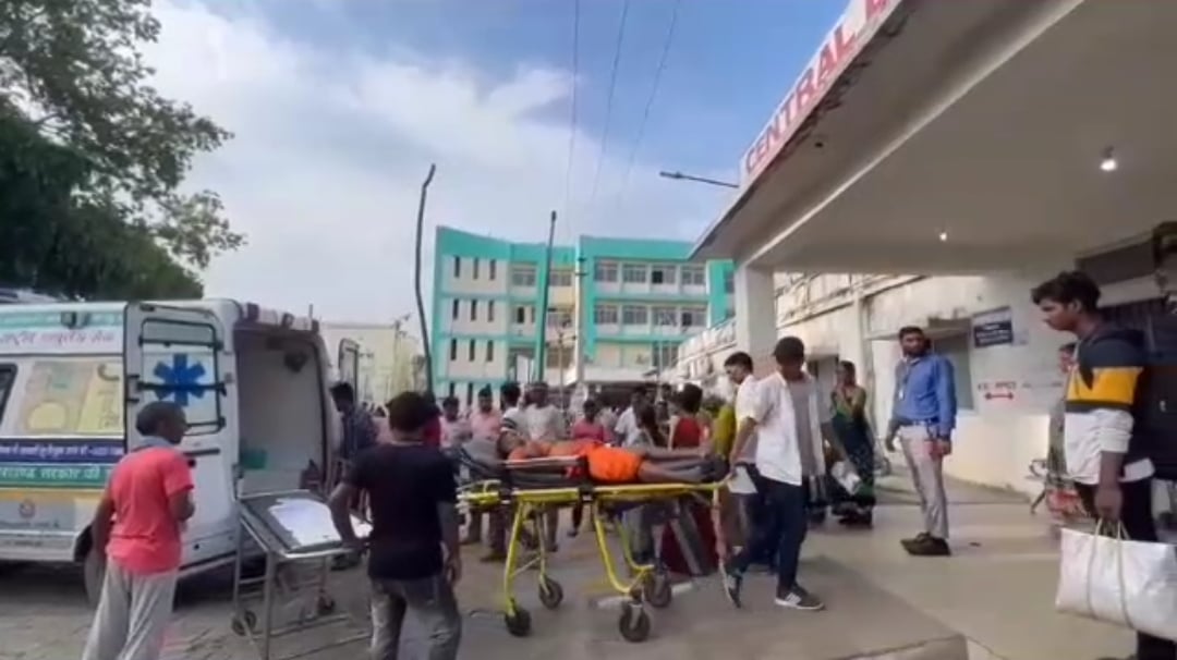 देवघर से बाबा को जलाभिषेक कर लौट रहे कांवरियों की गाड़ी दुर्घटनाग्रस्त,एक की मौत, कई घायल