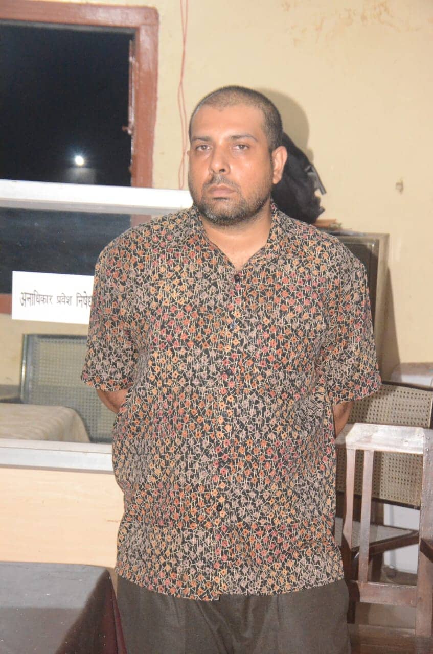 धनबाद में जंगली सूअर के दांत की तस्करी का हुआ खुलासा, वन विभाग के कर्मी ने आरोपी को दबोचा