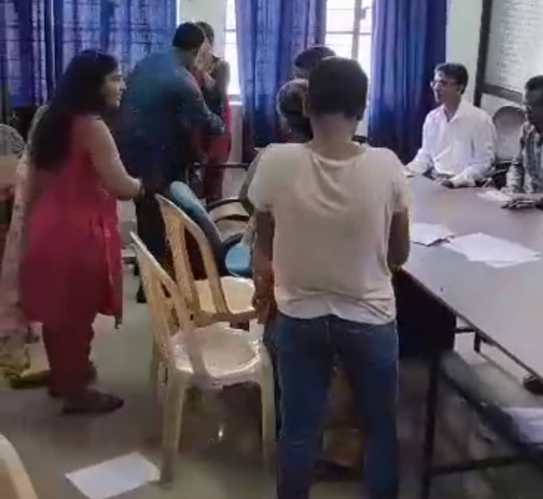 मार पिटाई से तंग आकर बाल कल्याण समिति पहुंचे बेटे को लेने आई मां ने मचाया उत्पात, जानिए पूरा मामला