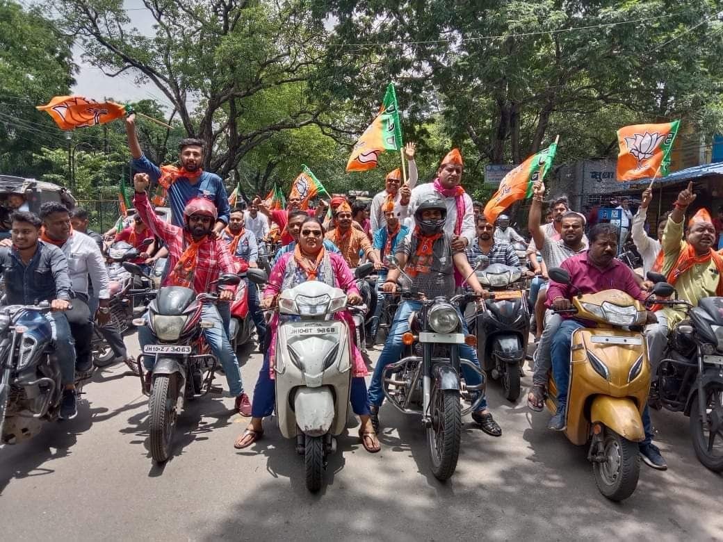 भाजपा के लोग सड़क पर उतरे ,बताया नरेंद्र मोदी के कार्यकाल की उपलब्धियां