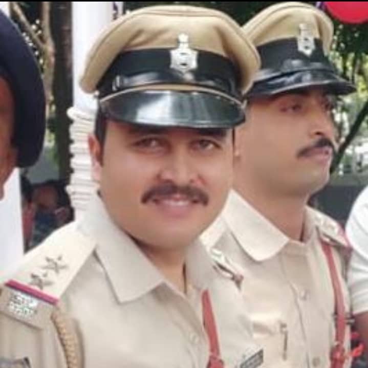 टैंकर और बाइक की सीधी टक्कर में प्रशिक्षु दरोगा की मौत, एक व्यक्ति गंभीर रूप से घायल