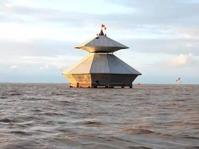 देश का ऐसा शिव मंदिर जहां साक्षात विरातजे हैं महादेव, जानें क्यों दिन में दो बार गायब हो जाता है मंदिर
