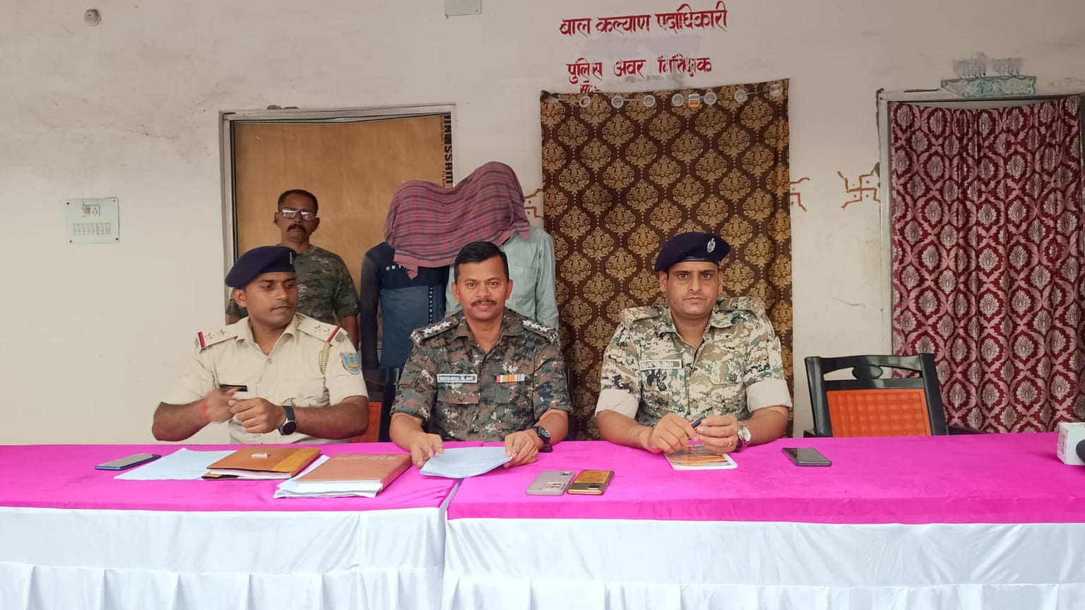 अपडेट: पेड़ से बांध कर महिला की पिटाई का मामला निकला अवैध संबध का, मामले में दो सौतन समेत चार गिरफ्तार