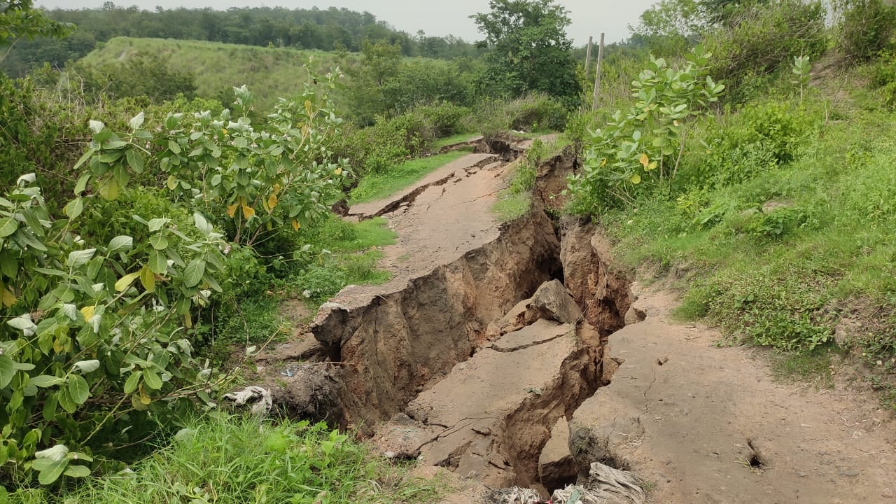 धनबाद के निरसा में फटी जमीन ,हुआ भूधंसान , लोगों के मरने और घायल होने की आशंका