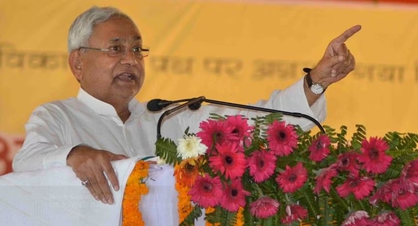 सीएम नीतीश के निशाने पर लालू का पिछड़ावाद! अफसरों को आगे कर आलोक मेहता और प्रोफेसर चन्द्रशेखर को शंट करने की कवायद