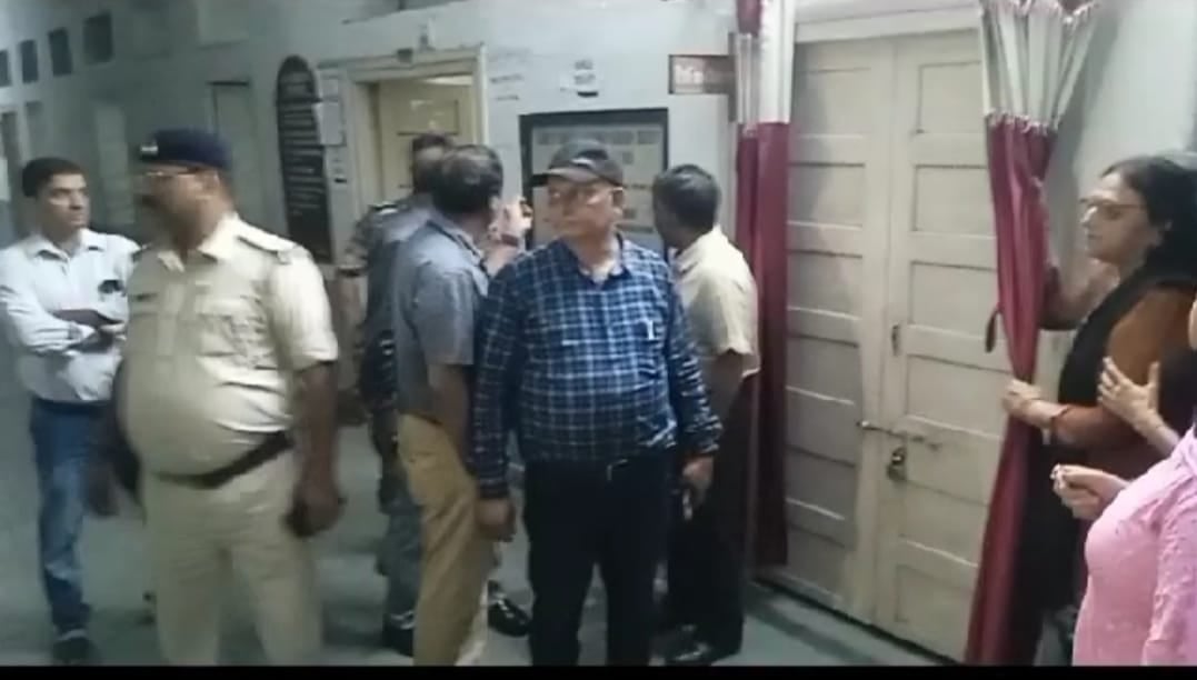 धनबाद के SSLNT महिला कॉलेज में असिस्टेंट प्रोफेसर ने की फांसी लगाने की कोशिश, अन्य शिक्षक न देखे होते तो घट सकती थी बड़ी घटना