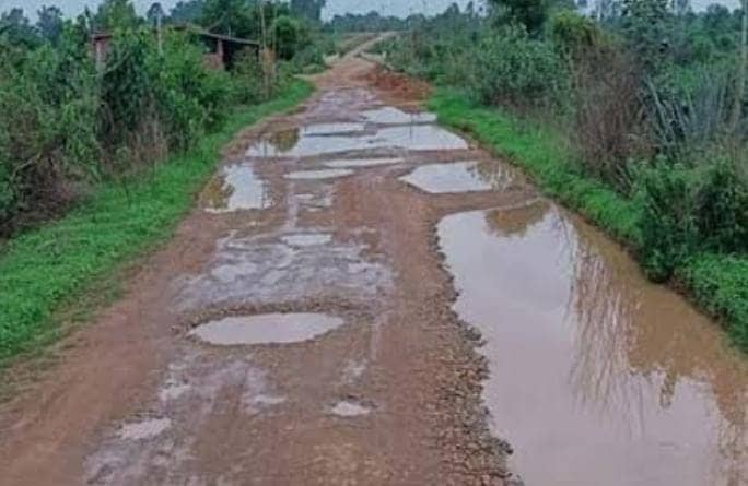 गुमला में हल्की बारिश से भी तालाब में तब्दील हो रही है सड़के, लोगों का जीना हुआ मुहाल