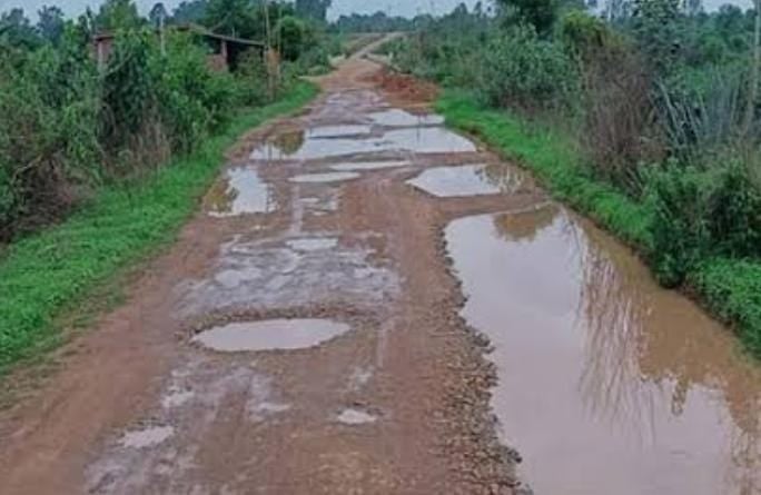गुमला में हल्की बारिश से भी तालाब में तब्दील हो रही है सड़के, लोगों का जीना हुआ मुहाल