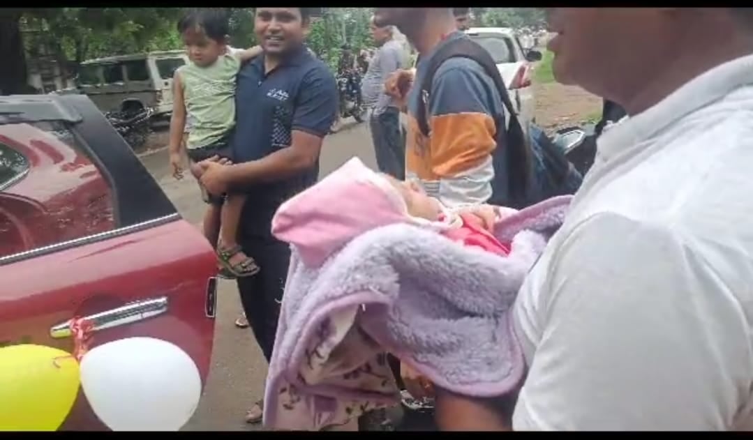 DHANBAD: बेटी के जन्म पर खुशी से झूमा ये परिवार, गाजे-बाजे के साथ सजा वाहन लेकर पहुंचा अस्पताल