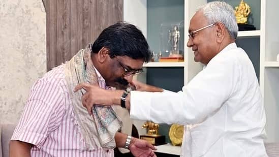 सीएम हेमंत को नोटिस और रजनी प्रिया की गिरफ्तारी: झारखंड-बिहार में बड़े सियासी तूफान की आहट