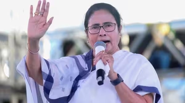 पीएम मोदी पर ममता का तंज, कहा मणिपुर तो संभल नहीं रहा और बंगाल पर नसीहत