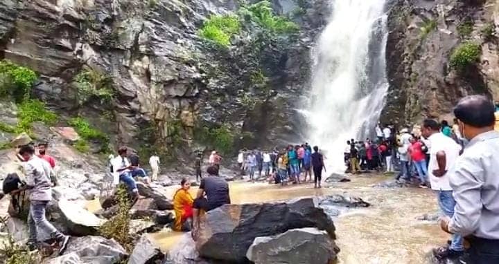 पलानी जलप्रपात का प्राकृतिक सौंदर्य बना पर्यटकों के आकर्षण का केंद्र