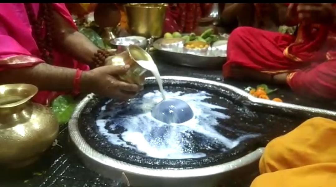 बाबा बैद्यनाथ पर पिछले 6 पीढ़ी से इस परिवार का ही चढ़ता है पहला दूध, जानें कैसे बाबा ने कृपा बरसाई