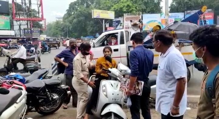 बिना हेलमेट पकड़े जाने पर पर भाई-बहन ने ट्रैफिक कार्यालय में किया हाई वोल्टेज ड्रामा