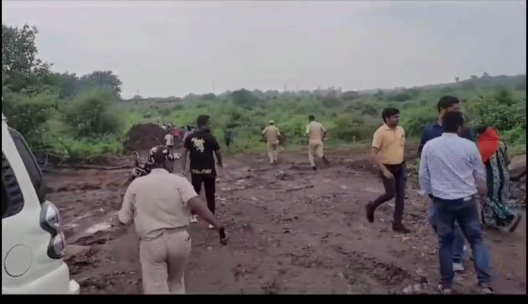 DHANBAD में कचरा डंपिंग विवाद : देखिये कैसे चटकी लाठियां फिर भी अड़े रहे लोग