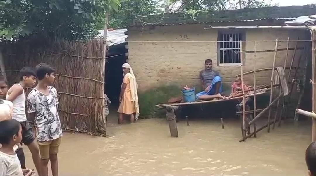 बिहार के इस इलाके में आफत , जानें क्यों भूखे- प्यासे भाग रहे लोग