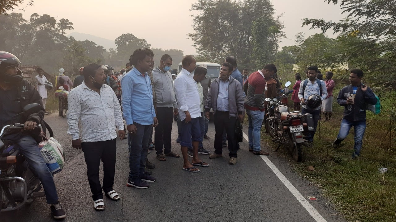 टायर फटने से पलटा वैन, दो मजदूरों की मौत