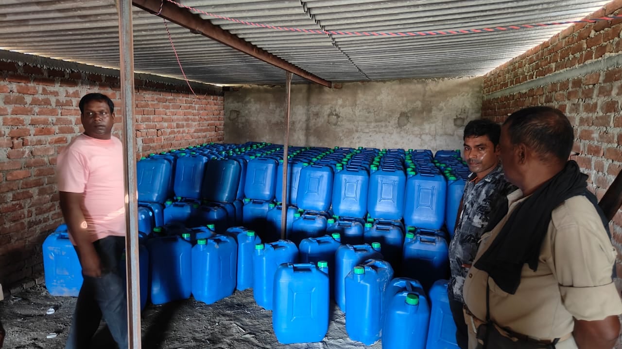 पलामू में 12 हजार लीटर अवैध स्प्रिट जब्त, कीमत सुन उड़ जायेंगे होश