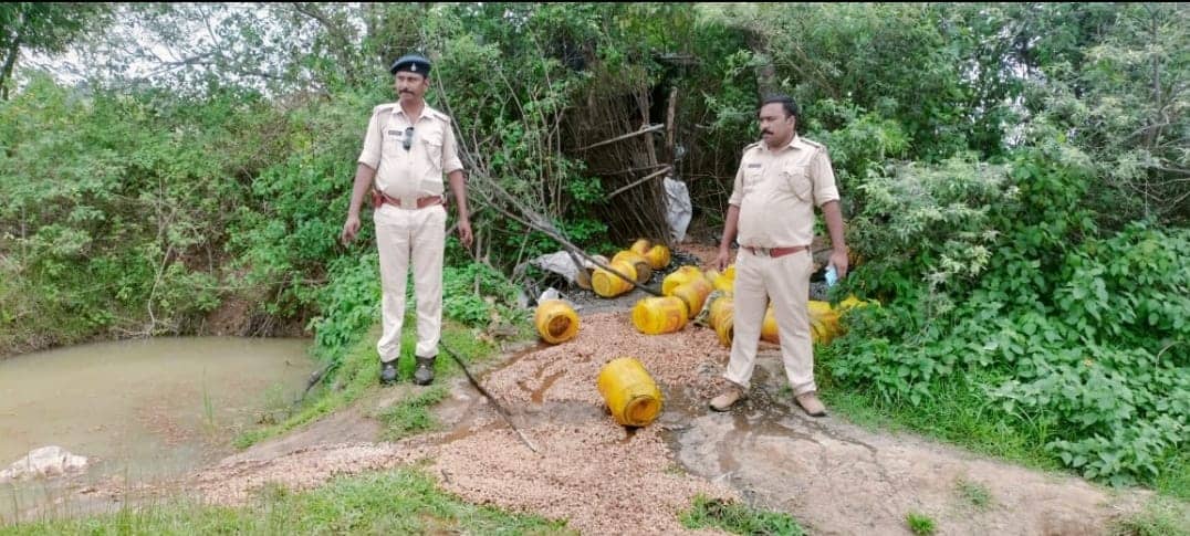 गिरिडीह में अवैध शराब निर्माण के खिलाफ उत्पाद विभाग की कार्यवाई, पांच हजार किलो जावा जब्त