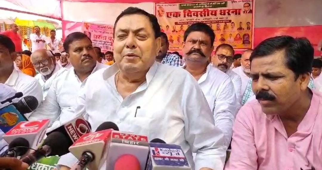 सरकार के खिलाफ मुखिया संघ का धरना प्रदर्शन, जानें मांगे पूरी नहीं होने पर सरकार को क्या दी गई चेतावनी