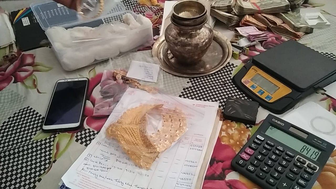 सासाराम के भू अर्जन पदाधिकारी के कई ठिकानों पर छापेमारी, कई फ्लैट के कागज, लाखों के जेवर और कैश बरामद