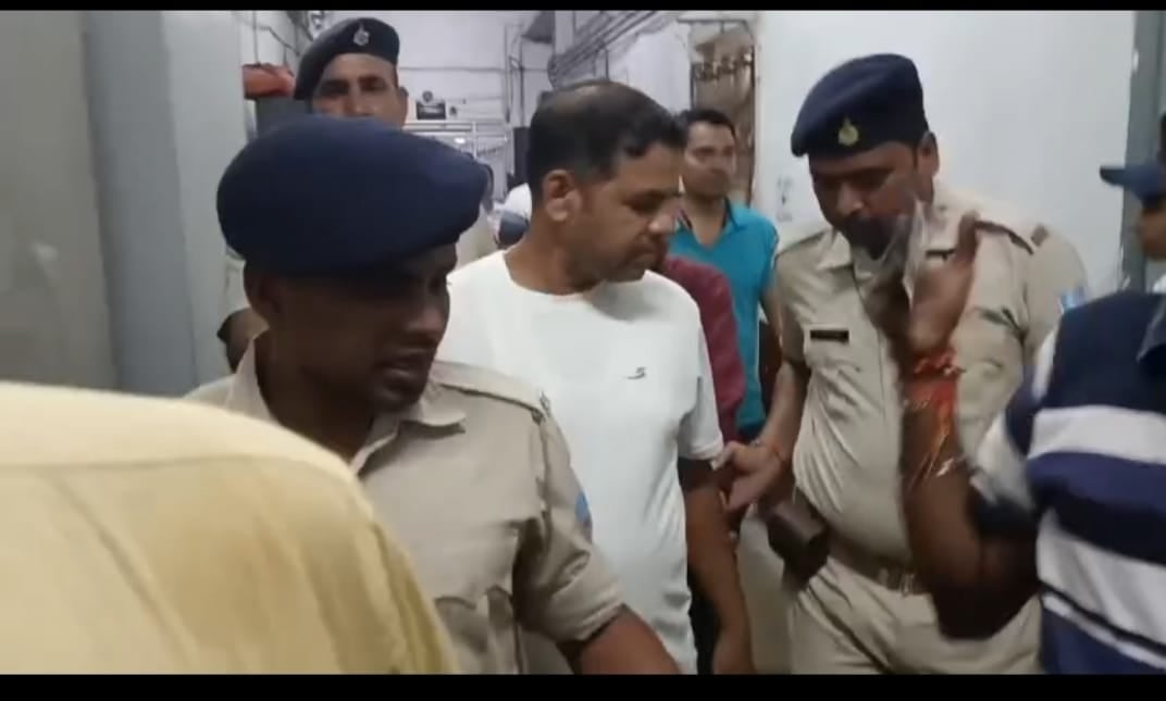 BREAKING:धनबाद डीसी ऑफिस के प्रधान लिपिक चार हजार घूस लेते हुए गिरफ्तार