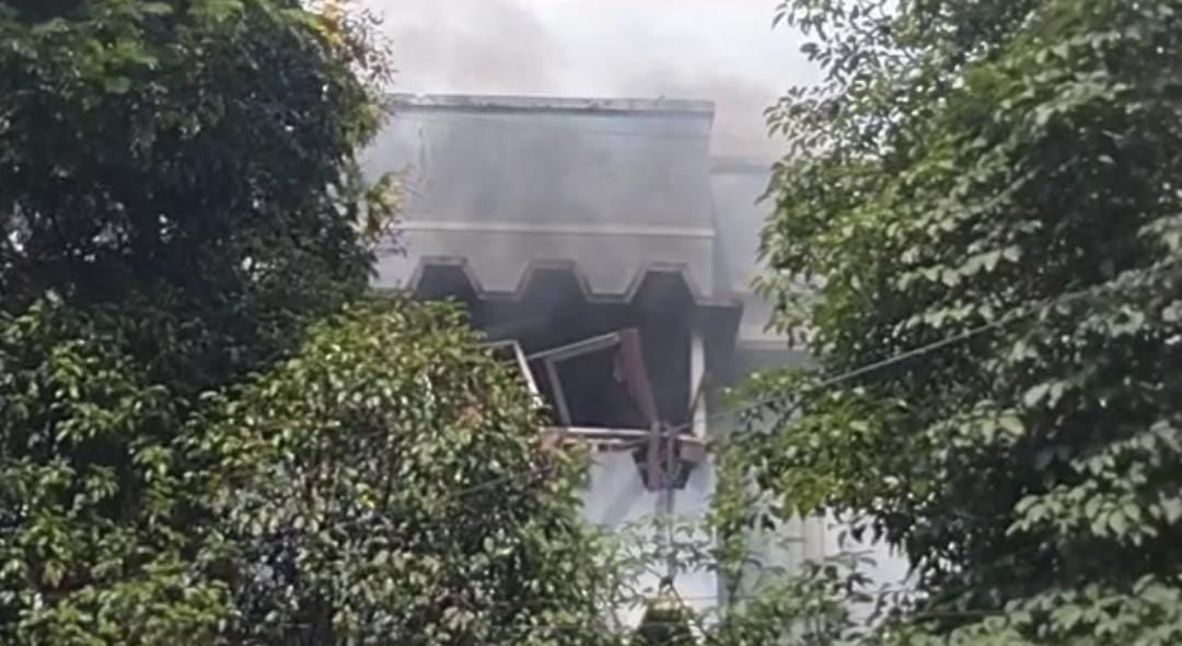जमशेदपुर: तीन सिलेंडर ब्लास्ट होने से फ्लैट में लगी आग, किचन में महिला के फंसे होने की कही जा रही है बात
