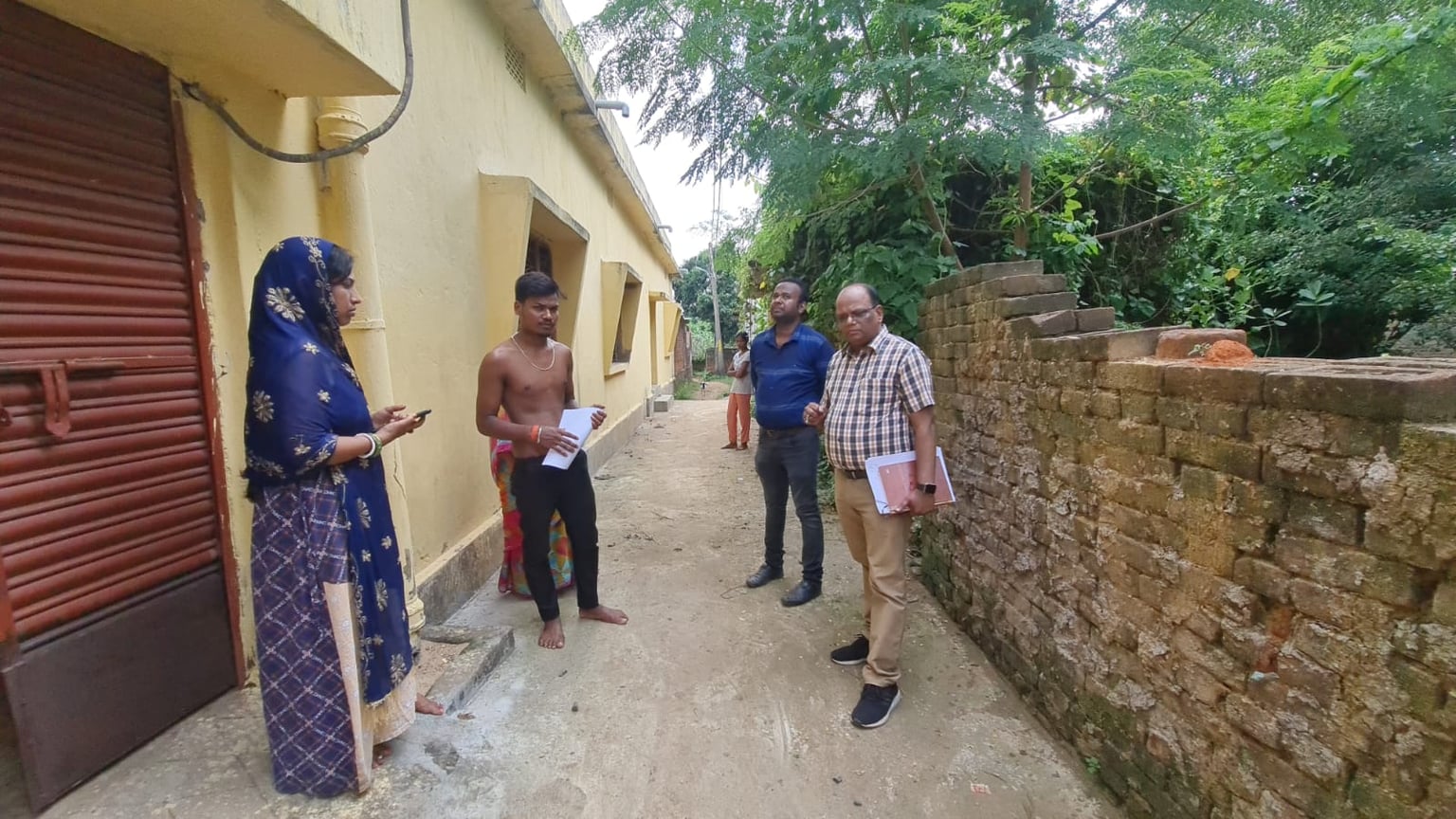 गरीबों के राशन पर डाका! झारखंड के इस जिले में सम्पन्न लोग गटक रहे गरीबों का अनाज, जांच में बनाते हैं बहाना