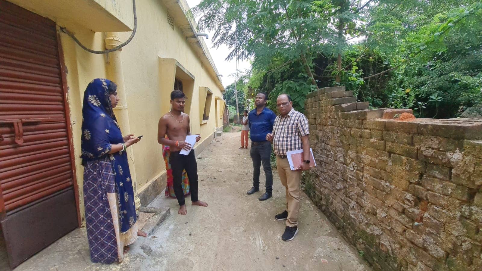 गरीबों के राशन पर डाका! झारखंड के इस जिले में सम्पन्न लोग गटक रहे गरीबों का अनाज, जांच में बनाते हैं बहाना