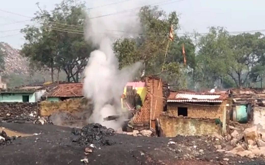 कोयलांचल में भू धसान: कतरास में छह घर जमीन में समाए तो भौरा में दो टुकड़ों में बंटी सड़क, लोगों में दहशत