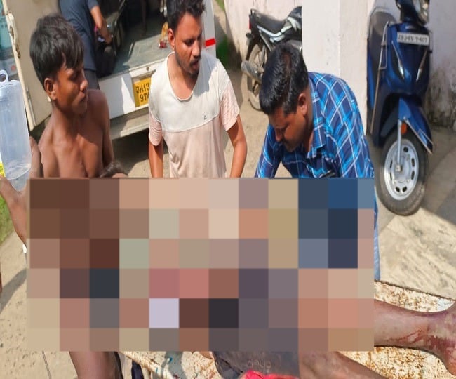 चाईबासा: नक्सलियों ने सुरक्षाबलों का सामान ले जा रहे ट्रैक्टर को आईईडी से उड़ाया, खलासी की मौत